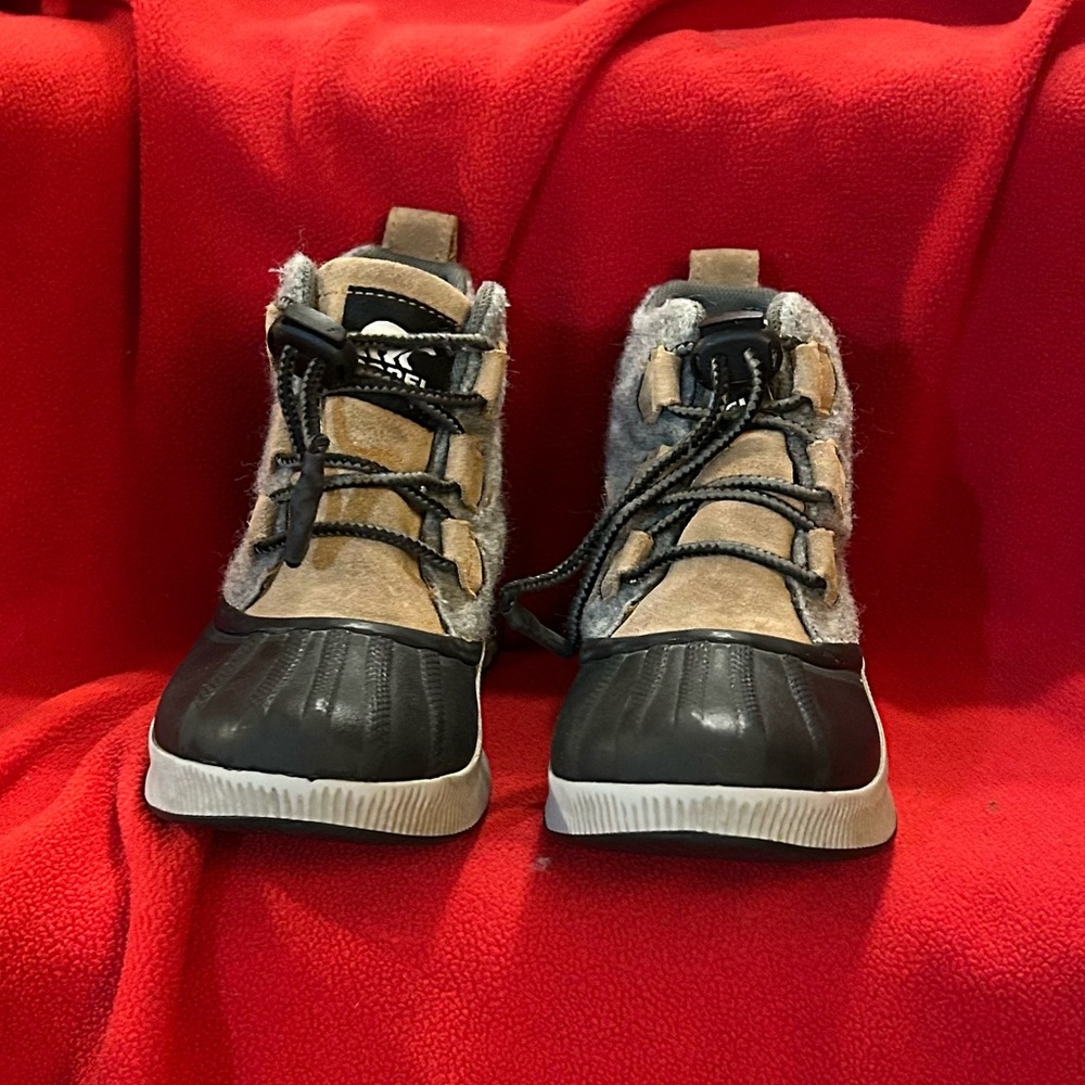 Sorel Out 'N About Classic Waterproof Quarry Camel Brown Boots Youth